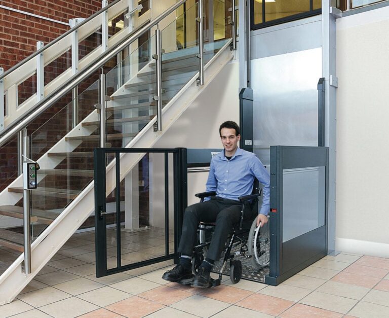 An open vertical platform lift used for wheelchair access